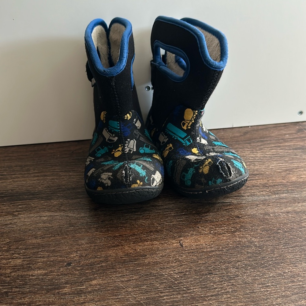 Bog boots size 10 boys trucks